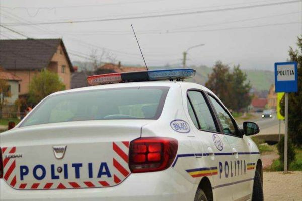 DOI BĂRBAȚI REȚINUȚI DUPĂ CE AU AGRESAT UN ÎNVĂȚĂTOR ÎN CURTEA ȘCOLII 