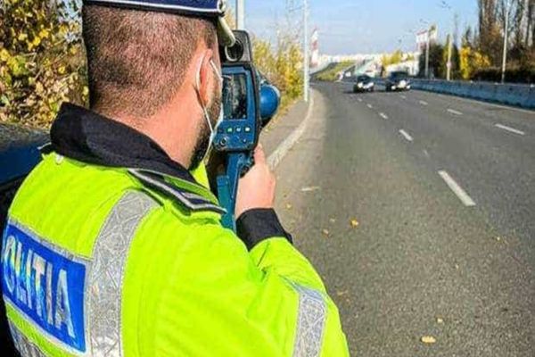Un șofer care a fost prins cu viteză de polițiști a urcat din nou la volan a doua zi 