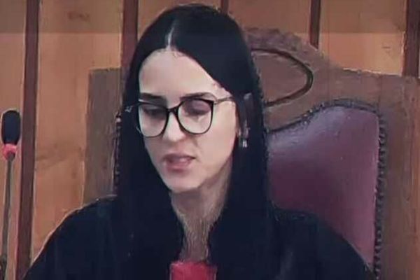 JUDECĂTOAREA ACUZATĂ CĂ SE DROGA ÎMPREUNĂ CU INFRACTORII A DAT ÎN JUDECATĂ TRIBUNALUL SUCEAVA