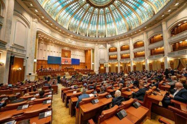 PROIECT ADOPTAT. SENAT: PÂNĂ LA 10 ANI DE ÎNCHISOARE PENTRU GRUPĂRI FASCISTE SAU RASISTE 