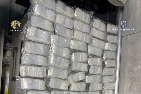 GRUPARE DE TRAFIC DE DROGURI DESTRUCTURATĂ ÎN BUCUREȘTI: 19 PERSOANE REȚINUTE