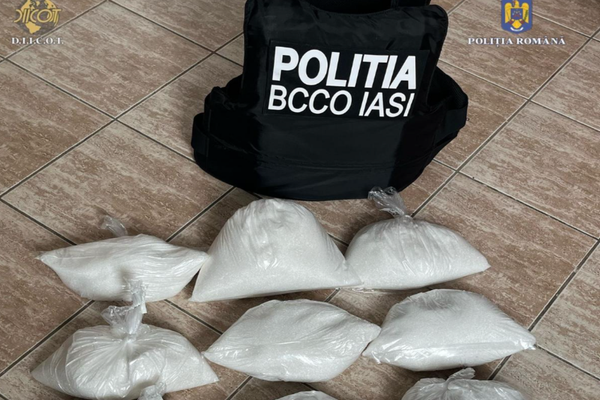 20 DE KILOGRAME DE KETAMINĂ CONSFISCATE ÎNTR-O OPERAȚIUNE DIICOT: UN BĂRBAT SUSPECTAT CĂ A TRANSPORTAT DROGURILE DIN OLANDA ÎN ROMÂNIA
