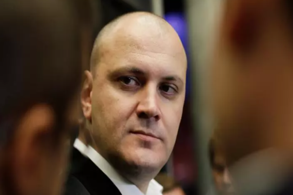 FIRMELE STATULUI PARALEL, CONTRACTE DE MILIOANE DE LA BUGET. CUM VREA FUGARUL SEBASTIAN GHIȚĂ, SĂ-ȘI ASIGURE IMUNITATEA ÎN ȚARĂ 