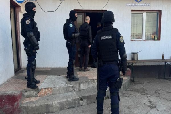 ZECI DE PERCHEZIȚII ÎN IALOMIȚA LA PERSOANE CERCETATE PENTRU NERESPECTAREA REGIMULUI ARMELOR ȘI MUNIȚIILOR