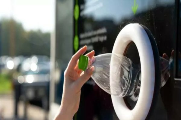 Afacerea cu PET-uri de un milion de lei: trei români din Strehaia au păcălit Sistemul de Garanție-Returnare modificând ilegal aparatele