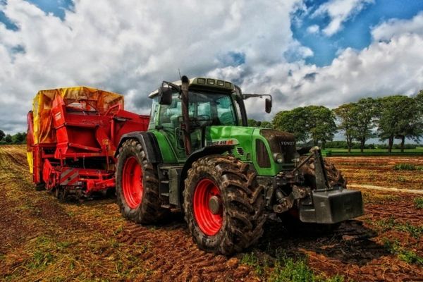 Un escroc a dispărut cu o sumă mari de bani. A convins o femeie că îi procură piese pentru utilaje agricole