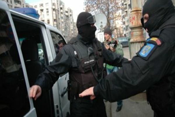 UN BĂRBAT A INDUS ÎN EROARE POLIȚIA ȘI JUSTIȚIA CU PLÂNGERI PENALE FALSE ȘI DOCUMENTE CONTRAFĂCUTE. 40 DE LAPTOPURI, DESCOPERITE LA PERCHEZIȚII