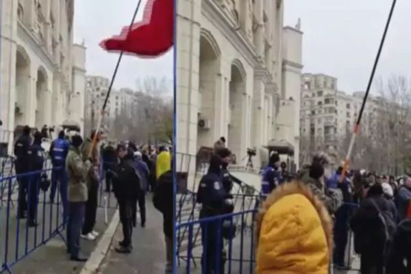 Protest în desfășurare la Parchetul General. Se contestă anularea primului tur al prezidențialelor din 2024. Stegarul Dac, printre protestatari