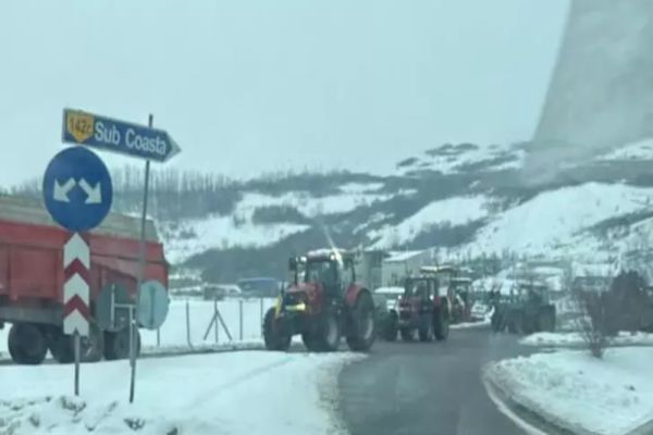 Proteste ale fermierilor în toată țara. Oamenii au ieșit în stradă cu utilajele, nemulțumiți de măsurile guvernlui Bolojan și acordul Mercosur - VIDEO
