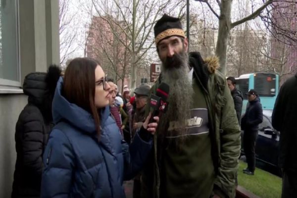 Românii vor să depună plângere împotriva anulării alegerilor. Cum au fost ținuți în fața DIICOT