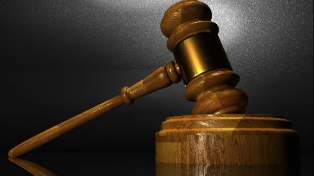 O femeie din Constanța cere protecție în instanță. Fostul iubit ar fi obligat-o să ia credite și să-i dea bani