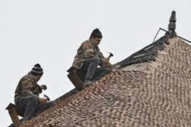 Lăsau casele fără acoperiș și cereau zeci de mii de lei. Trei bărbați trimiși în judecată pentru șantaj și tâlhărie