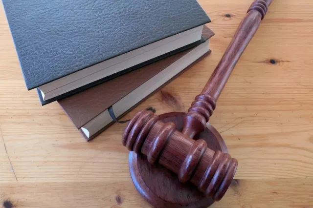 Fostă directoare economică, trimisă în judecată pentru delapidarea a 4,5 milioane de lei prin 18 transferuri bancare