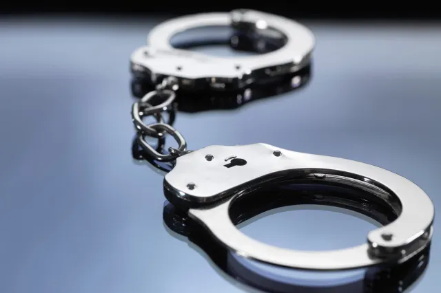 Româncă arestată în Creta, acuzată că a torturat o femeie timp de o lună. Poliția a găsit imagini cu agresiunile