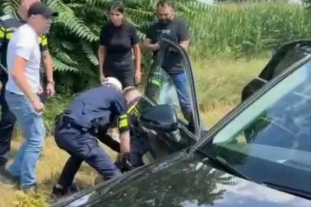  Urmărit național și internațional, capturat după o intervenție în trafic la Botoșani. Bărbatul condamnat pentru furt calificat a fost încătușat