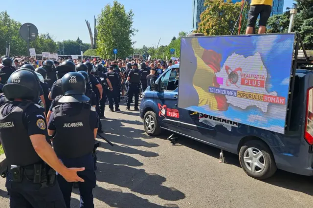 Tensiuni la protestul fermierilor, s-au folosit gaze lacrimogene. Televiziunea Poporului face apel la calm – LIVE TEXT