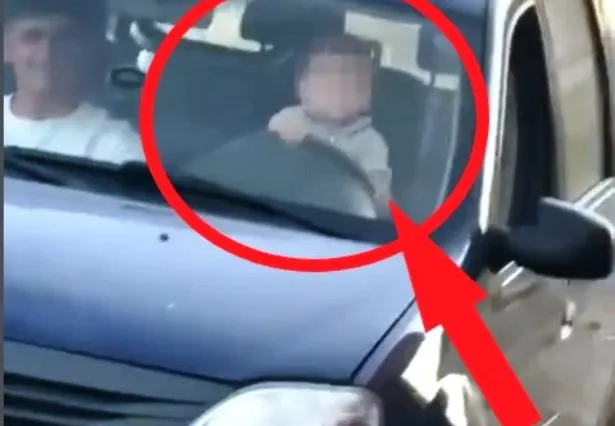 Bebeluș de 11 luni, pus la volan. Mama bebelușului care a filmat scena are 17 ani