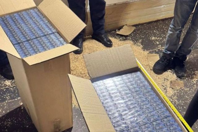 Rețea suspectată de trafic de țigări, vizată de percheziții de amploare: mascații au descins în patru județe