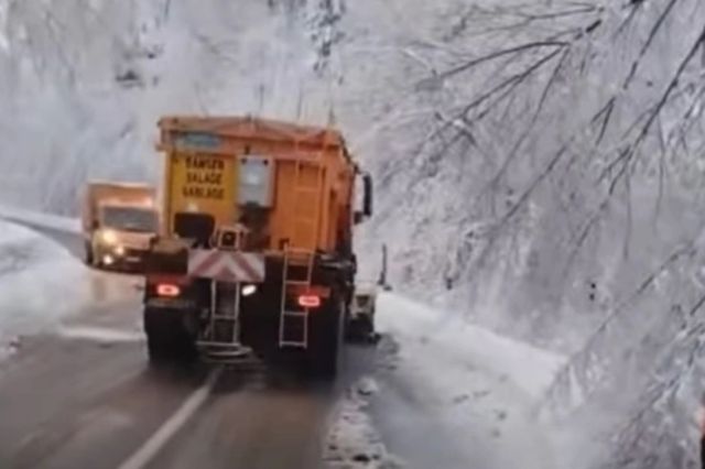 Zeci de drumuri, blocate din cauza viscolului. A fost emis cod galben, drumarii intervin de urgență - VIDEO