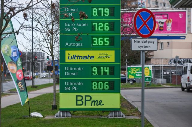 Polonia impune plafoane maxime de preț pentru carburanți și reduce atât acciza, cât și TVA