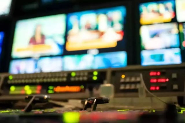 Românii protestează pașnic, miercuri, în fața sediului CNA. Oamenii sunt revoltați de decizia de suspendare a licenței realitatea Plus