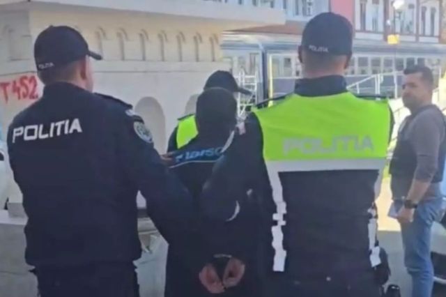 Tânăr reținut după ce a distrus un turnichet în gara din Arad